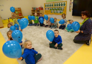 20 Dzieci pokazują swoje niebieskie balonowe ziemie